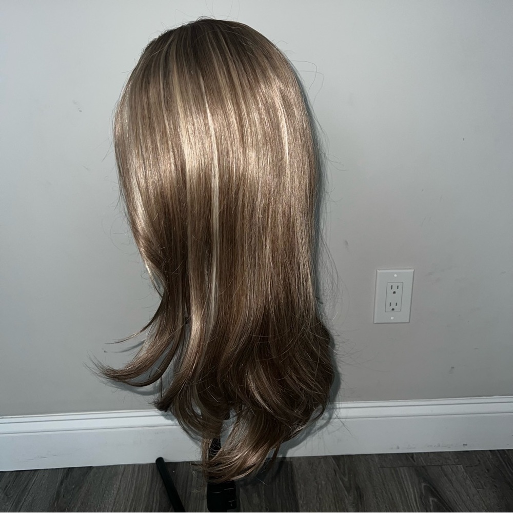 21 Inches long Brown/Blonde Highlights Wig - Picture 9 of 16
